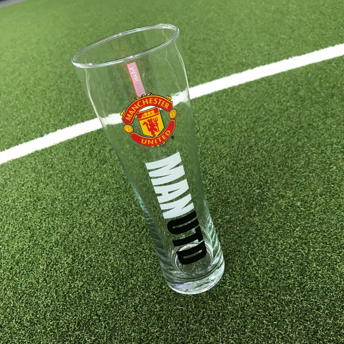 Manchester United FC Color Crest Peroni Glass: Beer Glasses: Beer  Glasses