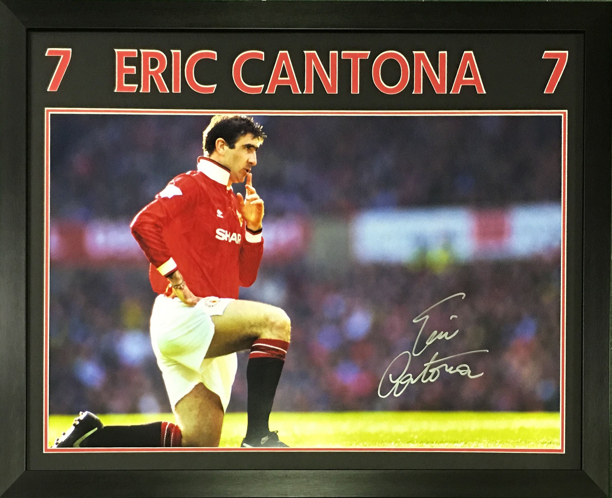 Plaque de rue de Old Trafford | Manchester United signée par Eric Cantona et encadrée | LCS Plaque de rue de Old Trafford | Manchester United signée par Eric Cantona et encadrée | LCS