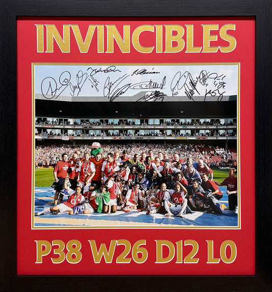 Arsenal Invincible Photo Signed by 14 - Framed